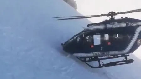 Intervenţie spectaculoasă pentru salvarea unui turist din zăpadă. Elicopterul a fost practic lipit de munte VIDEO