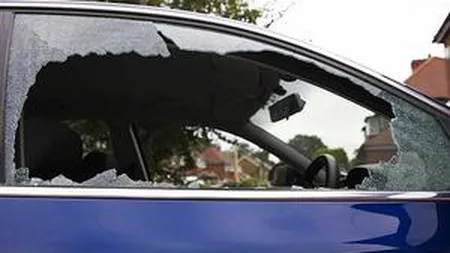 Anchetă după ce zece autoturisme au fost prădate de hoţi într-un complex rezidenţial din Bucureşti