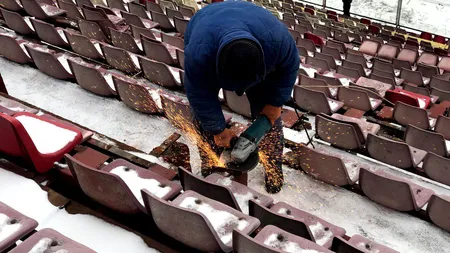 Stadionul Giuleşti e tăiat cu flexul. A început demolarea arenei de lângă Podul Grant