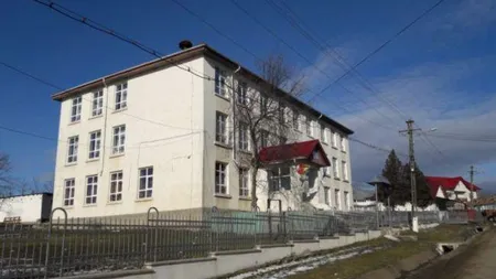 Sumă colosală cheltuită de un primar pentru o toaletă pe trei etaje în curtea şcolii