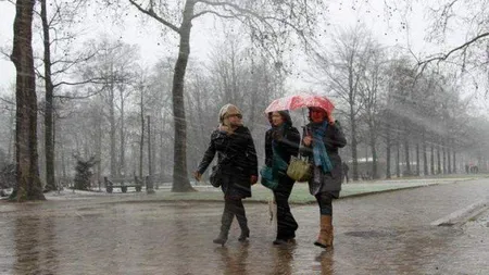 PROGNOZA METEO. Vreme închisă cu ninsori la munte, ploi în rest. De când revine frigul