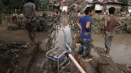 Zeci de oameni şi-au pierdut viaţa din cauza inundaţiilor şi a alunecărilor de teren