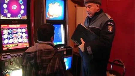 A pierdut la păcănele şi şi-a ieşit din minţi. Un băcăuan a devastat barul supărat pe jocurile de noroc VIDEO
