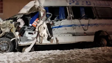 Val de accidente pe şoselele din ţară. Doi oameni au murit pe loc, iar 13 persoane au fost rănite