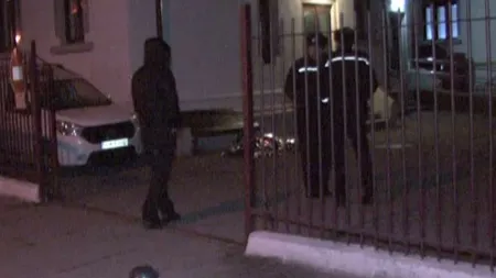 Bărbat găsit mort în curtea primăriei