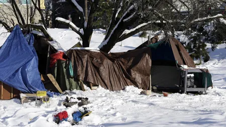 Zeci de turişti înzăpeziţi, ajutaţi de jandarmi montani şi salvamontişti
