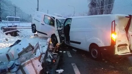 Accident grav la Orşova, două autoutilitare s-au ciocnit frontal. Ambii şoferi au murit