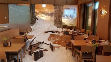 O avalanşă a lovit un hotel din Alpi. Sunt mai mulţi răniţi, zăpada a intrat în restaurant FOTO