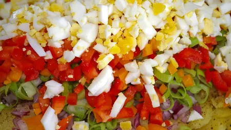 REŢETA ZILEI: Salata de cartofi cu ou si gogosari