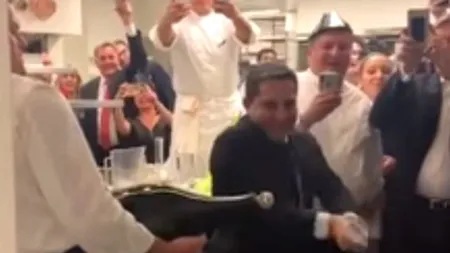 S-a făcut de râs! A încercat să desfacă o şampanie de 2.000 de dolari cu o sabie. Ce a urmat a fost incredibil VIDEO