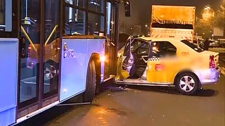 Accident grav în zona 13 Septembrie din Bucureşti. Un taxi a fost lovit de autobuz Otokar