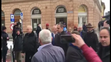 Codrin Ştefănescu, Eugen Nicolicea şi ministrul Bogdan Trif, huiduiţi de protestatari la Sibiu