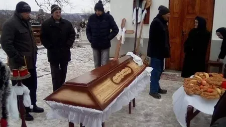 Bătrână moartă, în sicriu, ţinută în afara bisericii. Reacţia Arhiepiscopiei