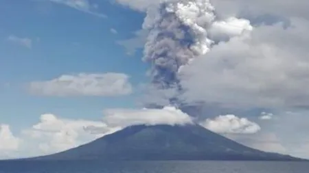 Vulcanul Manam a început să erupă. O ploaie de pietre s-a abătut asupra satelor de la poalele sale