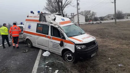 Asistentă medicală rănită, după ce ambulanţa în care se afla a fost lovită de o autoutilitară