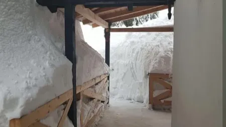Zăpada de peste 1.5 metri în Apuseni. Oamenii au construit tuneluri prin zăpadă