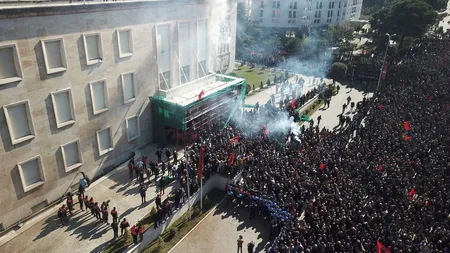 Proteste violente în Albania: Poliţia a folosit gaze lacrimogene împotriva manifestanţilor care au vrut să intre în clădirea guvernului