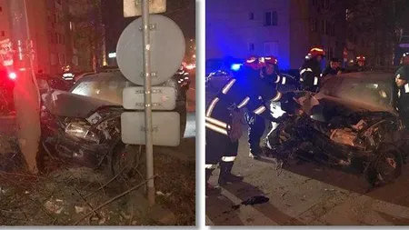 Accident grav Timişoara. O maşina aruncată într-un stâlp de un BMW a luat foc FOTO