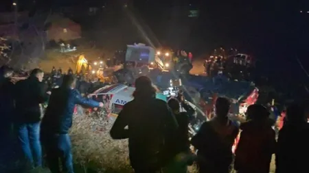 Două zile de doliu pentru cei 14 morţi în accidentul din Macedonia. Un autobuz plin cu călători s-a prăbuşit în prăpastie