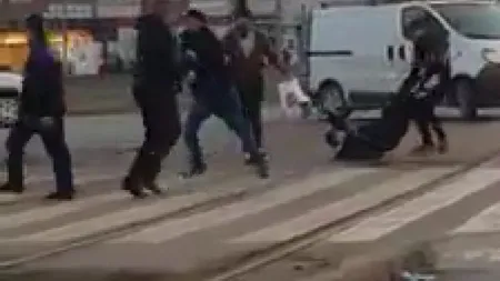 Scene şocante în trafic, la Galaţi. Mai mulţi indivizi şi-au împărţit pumni şi picioare în stradă