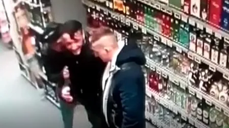 Jurnalist bătut într-un magazin din Bucureşti. Poliţia cere ajutor pentru identificarea celor trei agresori VIDEO