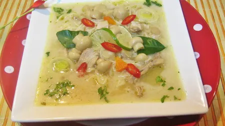 Supa tailandeza de pui cu lapte de cocos si lime