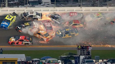 Accident spectaculos în prima etapă din NASCAR. 21 de maşini au fost implicate VIDEO