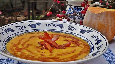 Supă cremă de dovleac cu aromă de anason şi baghetele caramelizate
