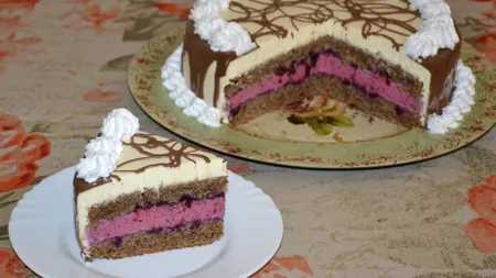 Tort cu crema de portocale şi mure