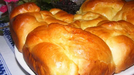 REŢETA ZILEI: Placinte cu branza dulce si stafide