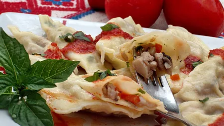 REŢETA ZILEI: Coltunasi cu carne de pui si ciuperci, cu sos de rosii