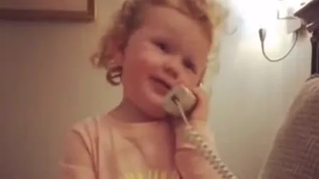 O fetiţă de doar 3 ani face senzaţie pe internet cu un filmuleţ în care vorbeşte cu prietena ei imaginară VIDEO