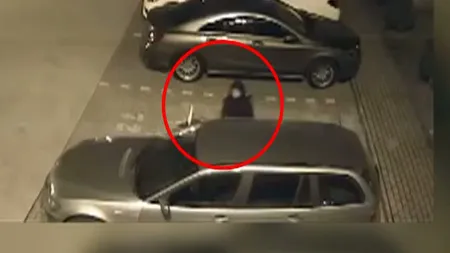 Femeie filmată în timp ce fura dintr-o maşină parcată. Păgubitul cere ajutor pentru identificarea hoaţei