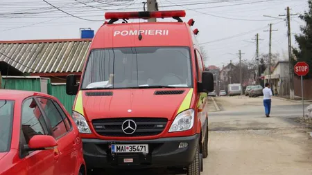 Doi marinari, scoşi din apă de pompieri după ce au căzut în bazinul portului maritim. Unul din ei a murit la spital