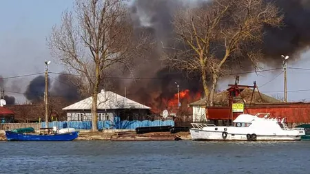 Incendiu de vegetaţie puternic în Delta Dunării. Casele localnicilor sunt în pericol