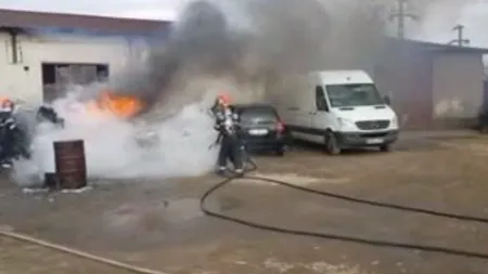 Incendiu puternic în Oradea. Două maşini au fost făcute scrum