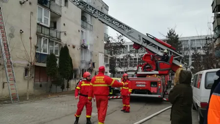 Incendiu într-un bloc din Reghin. Zece persoane au avut nevoie de asistenţă medicală