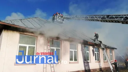 Incendiu la o şcoală din Vrancea. Acoperişul clădirii a luat foc de la un coş de fum