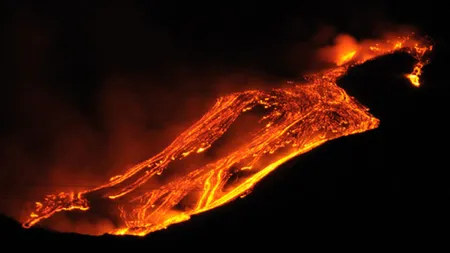 Stare de urgenţă în Indonezia, erupţie spectaculoasă a vulcanului Karangetang