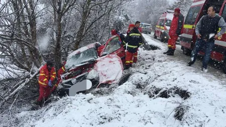 Un bărbat a decedat şi altul a fost rănit, după ce o maşină a derapat pe un drum din Sibiu