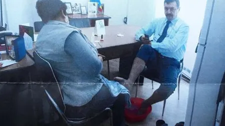 Directorul din Primăria Târgu-Jiu, fotografiat în timp ce femeia de serviciu îi făcea pedichiura la birou, detaşat tot ca director