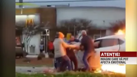 Femeie salvată din maşina în flăcări. Imagini şocante filmate de martori