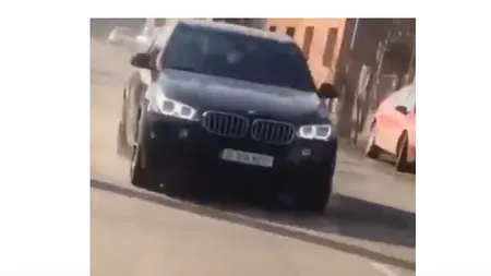 Dosar penal pentru un băiat de 15 ani, filmat în timp ce conducea o maşină