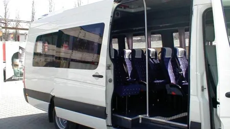 Fetiţa care a căzut în cap din microbuz a murit. A fost deschisă o anchetă