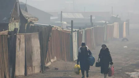 Din cauza gerului extrem, vacanţa de iarnă a fost prelungită. Părinţii şi-au trimis copiii la ţară ca să-i ferească de poluare