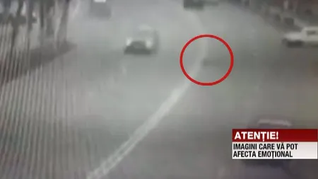 Imagini şocante de la accidentul din Focşani: un pieton care traversa neregulamentar a fost izbit în plin de o maşină