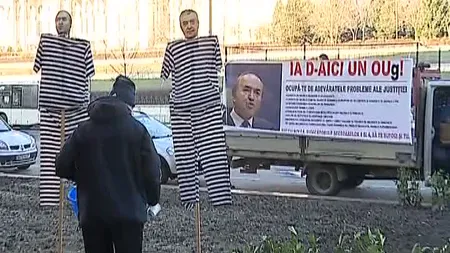 Protest cu ouă la Ministerul Justiţiei după OUG care modifică legile justiţiei. Reacţia Jandarmeriei
