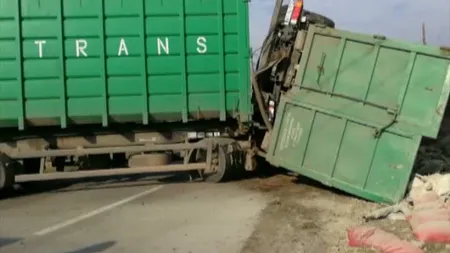 Accident grav în Dolj! Un camion s-a răsturnat într-o curbă, iar şoferul a fost rănit