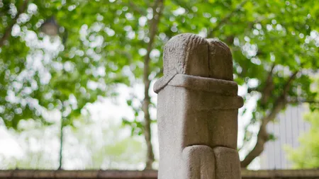 Dispută între statul francez şi moştenitorii unei rusoaice privind o operă majoră a lui Brâncuşi din cimitirul Montparnasse