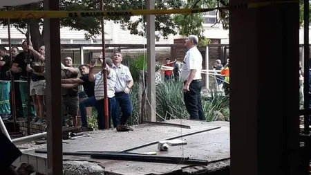 Cel puţin trei elevi au murit după ce o alee de la o şcoală s-a surpat